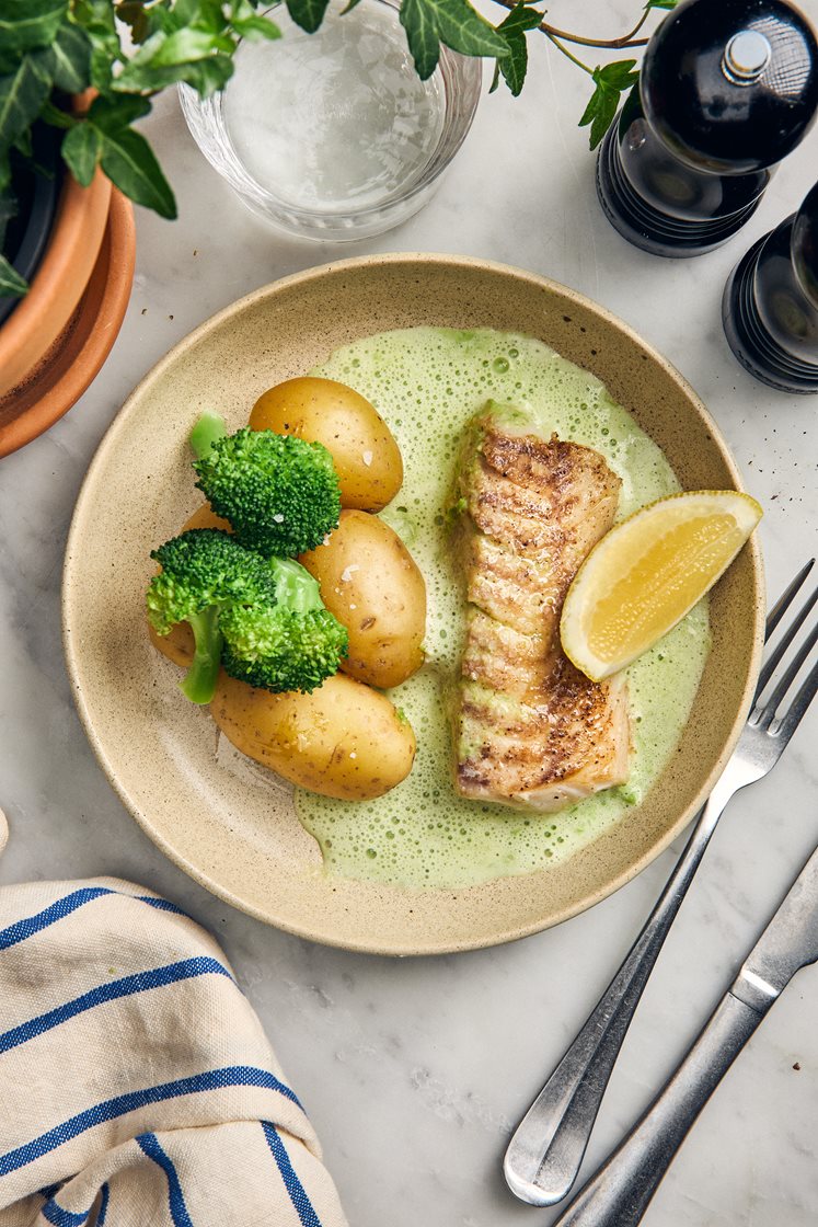 Smörstekt torsk med sauce verts på gröna ärtor, pepparrot och potatis