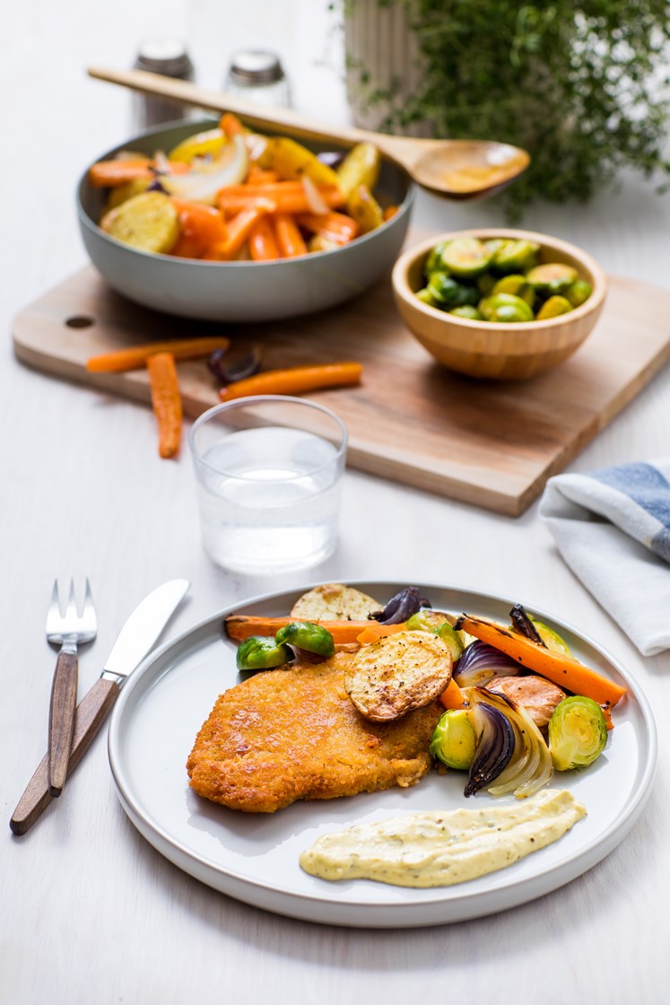 Vegetarschnitzler med ovnsbakte poteter og gulrøtter, brokkoli og remulade