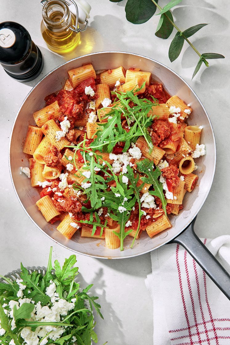 Mezze maniche med het chorizoragu, fetaost och ruccola