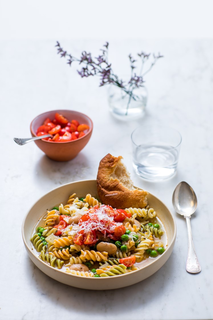 Klassisk italiensk bønnegryte med pasta og tomatsalsa med Grana Padano servert med rundstykker