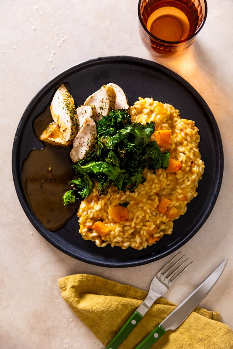 Urtestekt kyllingbryst med ovnsbakt gresskarrisotto, crispy grønnkål og stekesjy