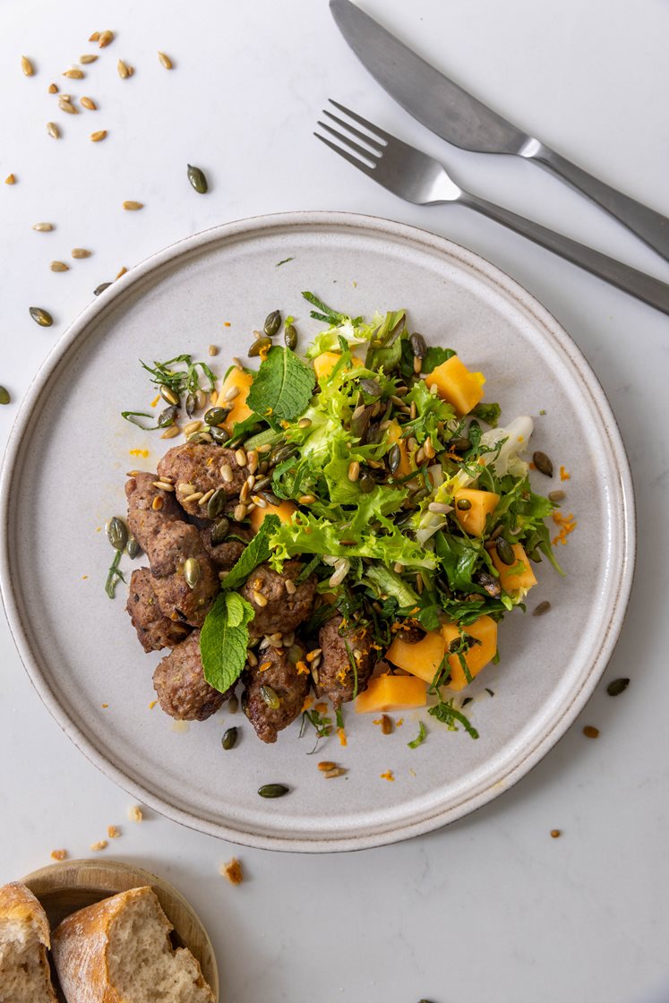 Myntefrikadeller med melonsalat