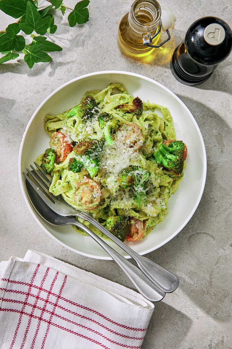 Tagliatelle verde med ruccolapesto, broccoli och mandelspån