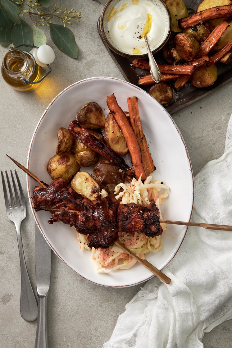 BBQ chicken skewers med rostade rotfrukter och coleslaw