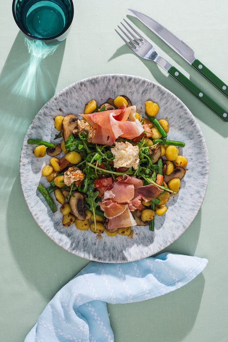 Pannestekt gnocchi med parmaskinke, grønne bønner og ruccola- og mozzarellasalat