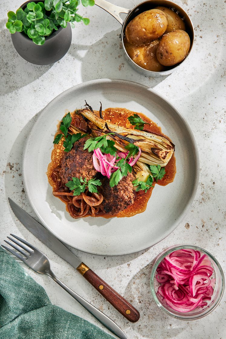 Pannbiffar med rostad fänkål, löksky och picklad rödlök