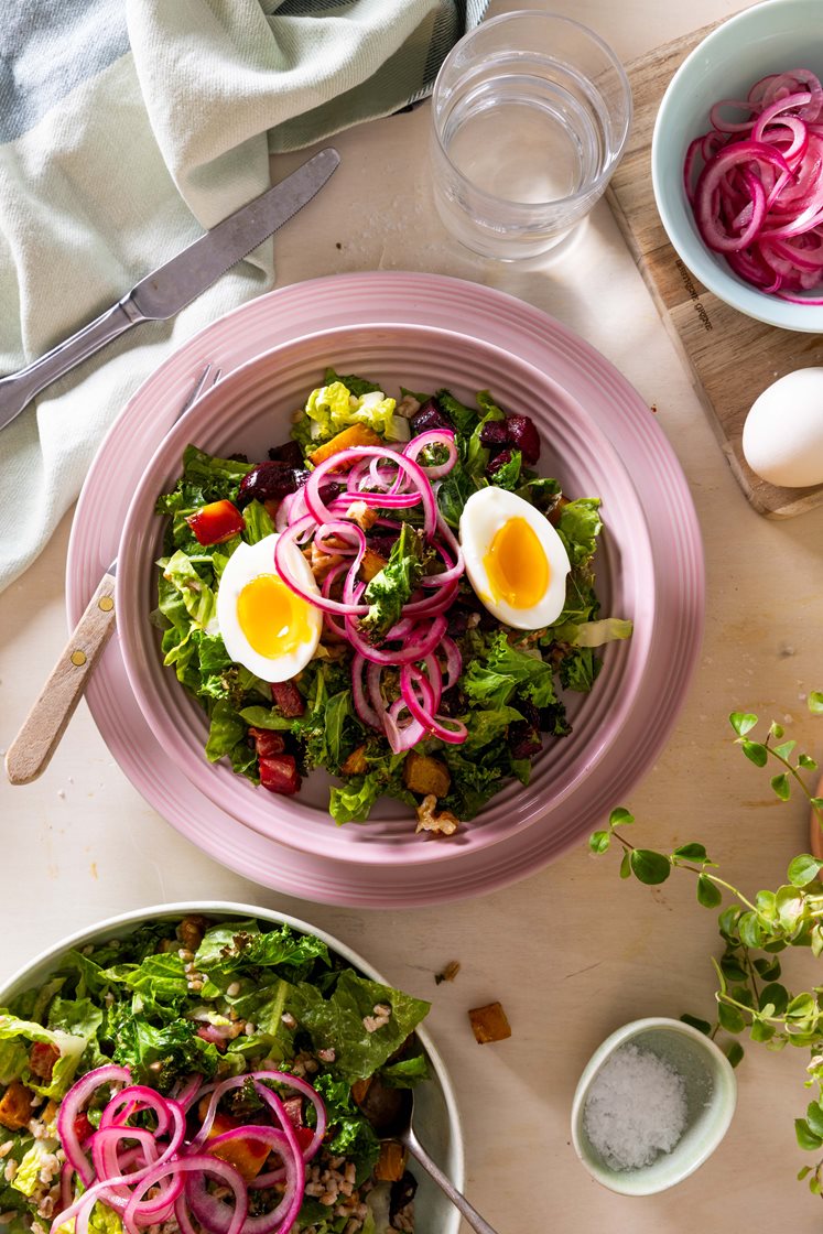 Betesalat med sprø grønnkål, egg, fetaost og syltet rødløk 