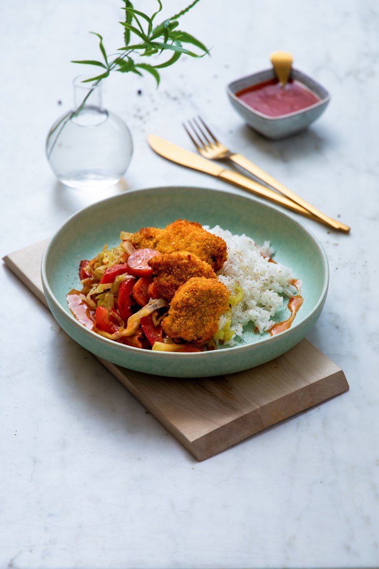 Crispy kylling med wokkede grønnsaker, jasminris og søt chilisaus