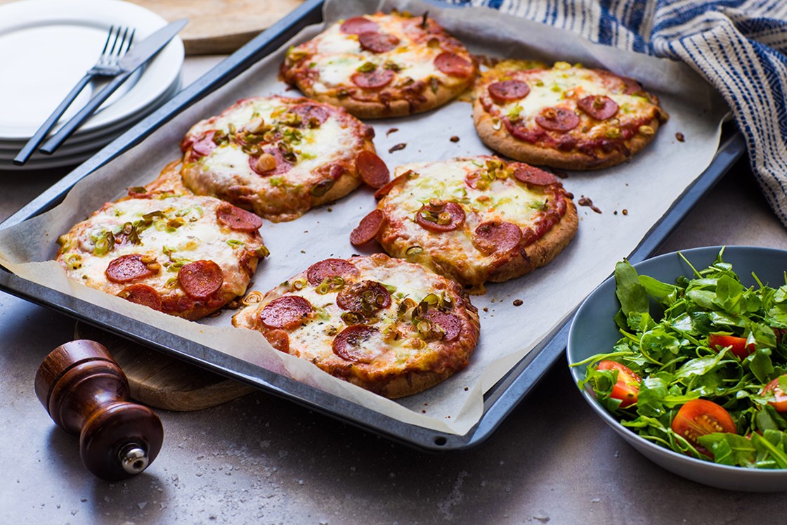 Pitapizza med pepperoni, mozzarella og ruccolasalat