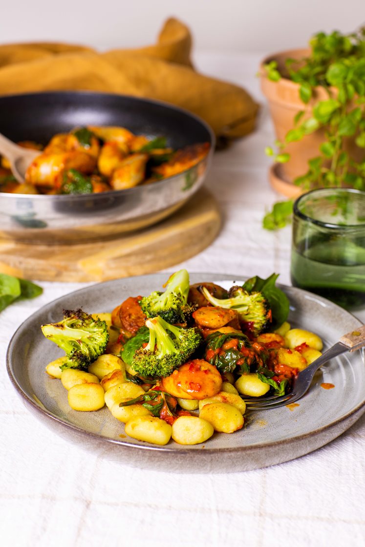 Linquica pølser i ajvarsauce med smørstegte gnocchi og ovnbagt broccoli