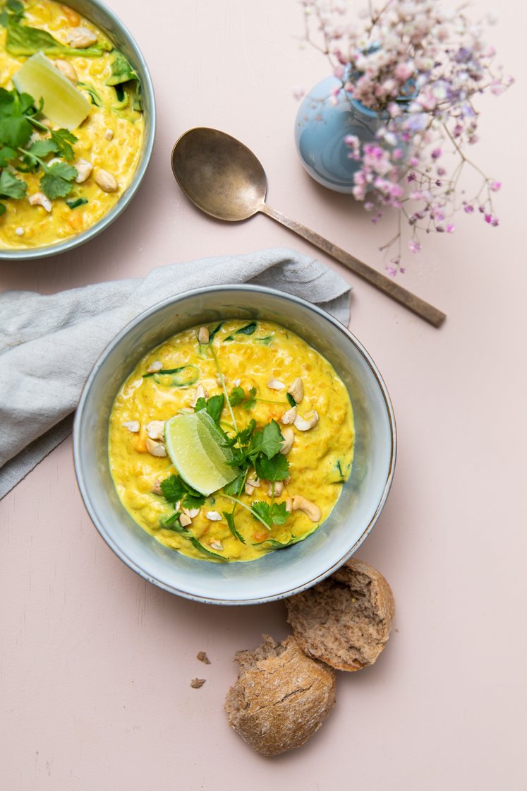 Vegetarisk curry med søde kartofler og linser