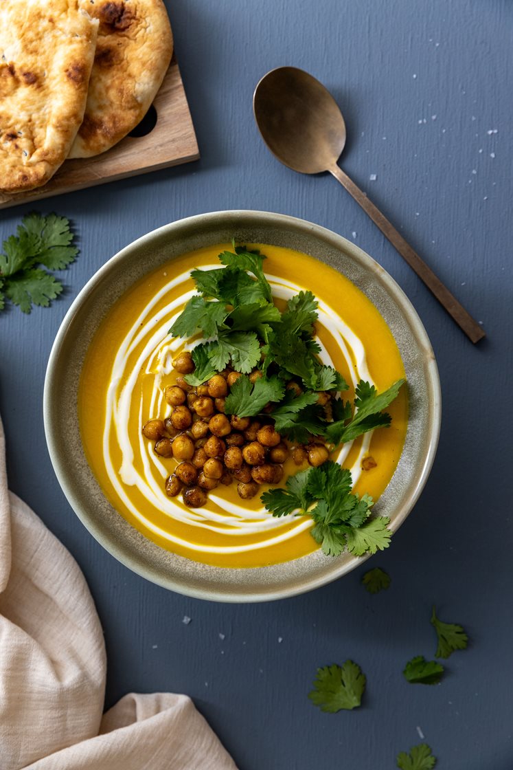 Gulrot- og ingefærsuppe med kikerter og nanbrød 