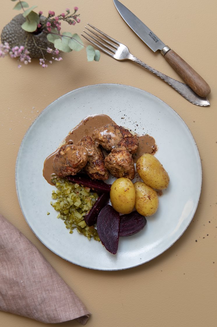 Klassiske frikadeller med bagte rødbeder