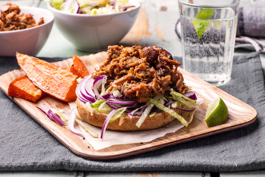 Pulled pork-burger med frisk salat og søtpotet