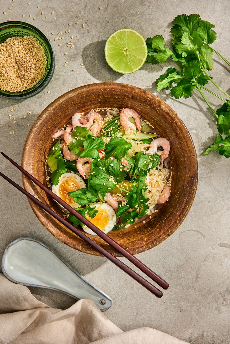 Asiatisk nudelsoppa med räkor, pak choy och sesamfrön