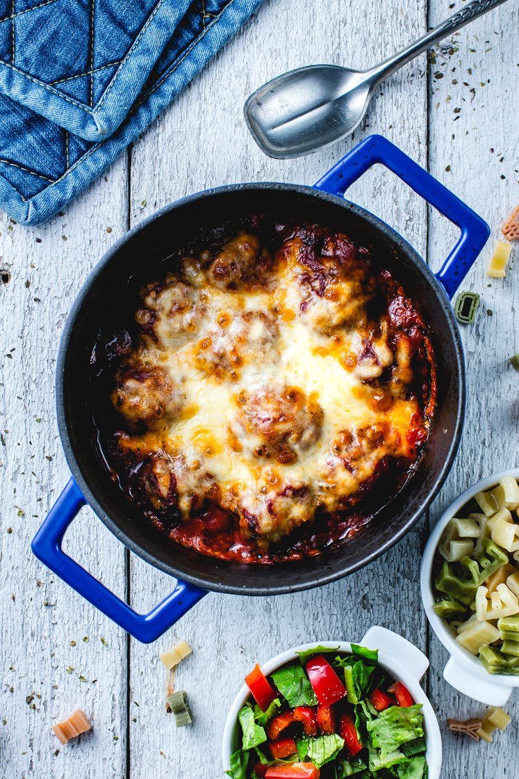 Gratinerte kjøttboller med mozzarella, salat og ABC-pasta