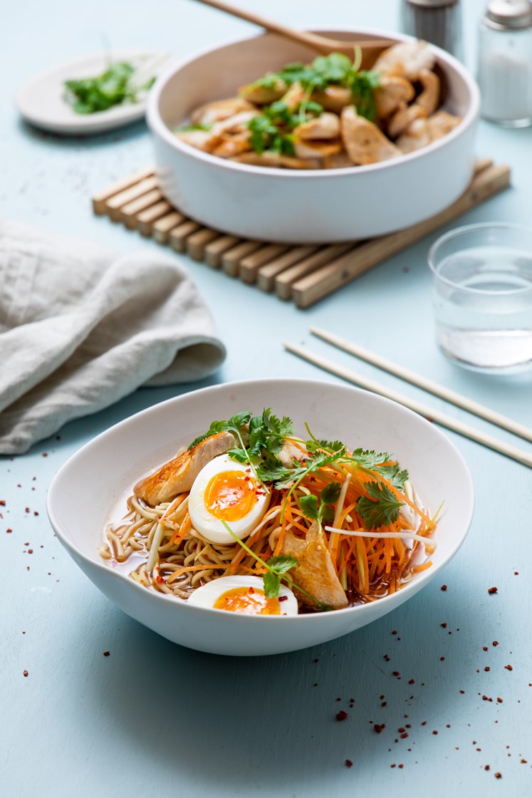 Ramen med kylling og eggenudler, sitrongress og ingefær