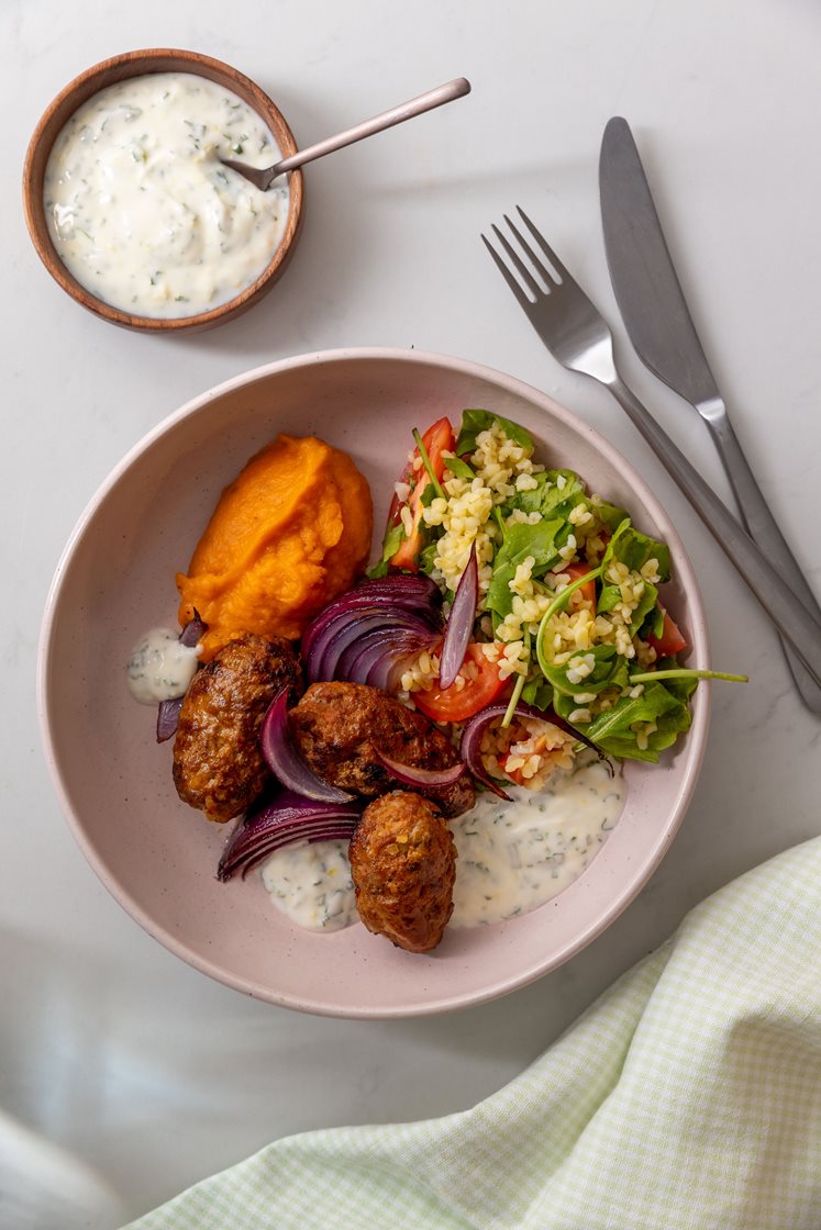 Hjemmelagde svinekebaber med søtpotetkrem og couscous, servert med sitron- og persilleyoghurt 