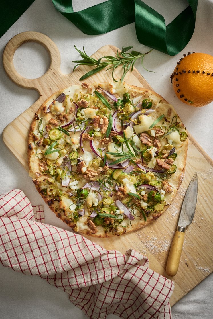 Julpizza med honungsstekt brysselkål, chèvre, rosmarin och valnötter