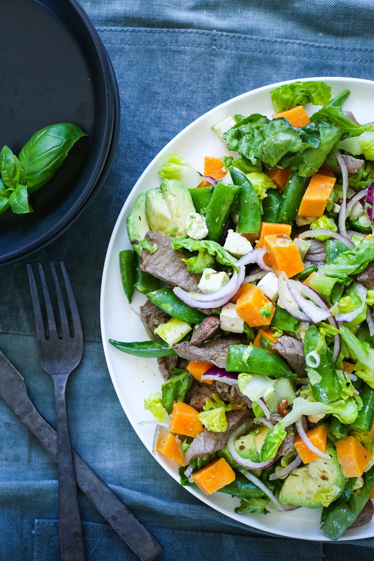 Fargerik salat med storfestrimler, søtpotet, avokado, sukkererter og fetaost