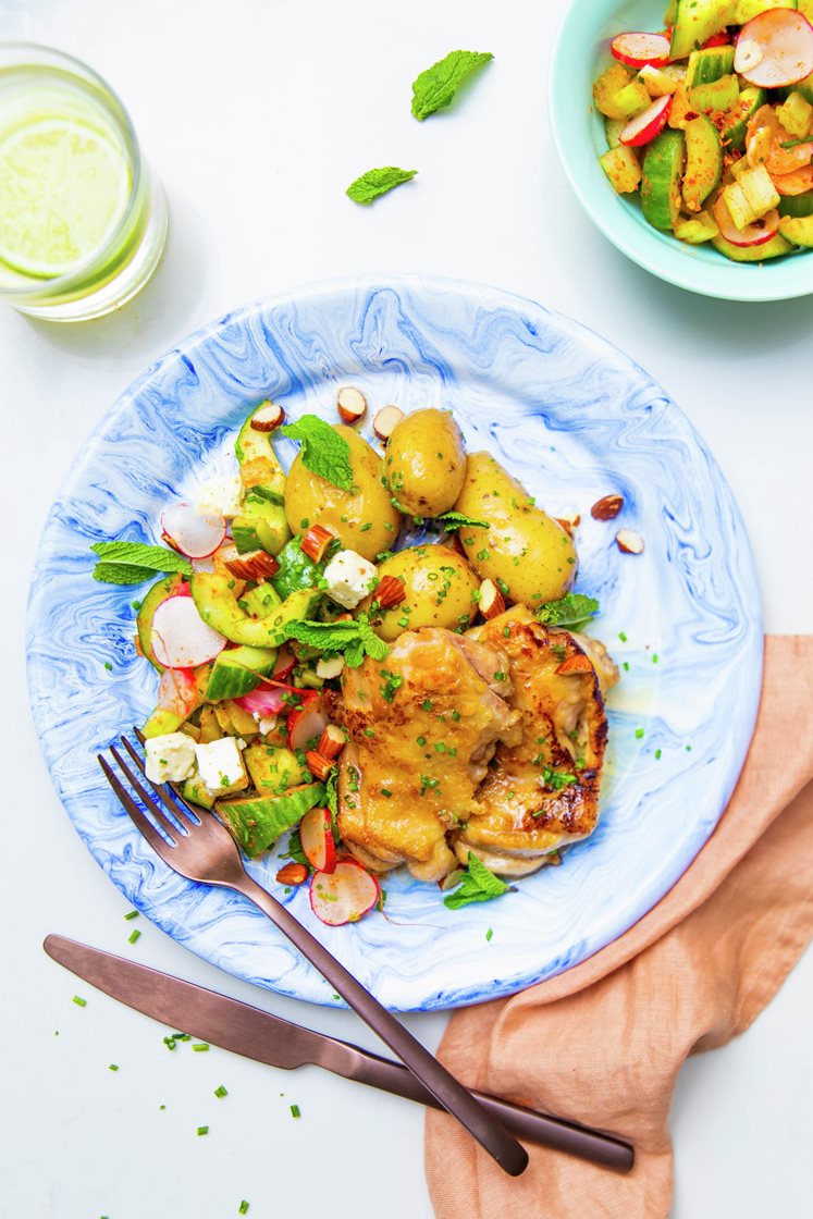 Skindstegt kyllingelårsteak med sommersalat og kartofler