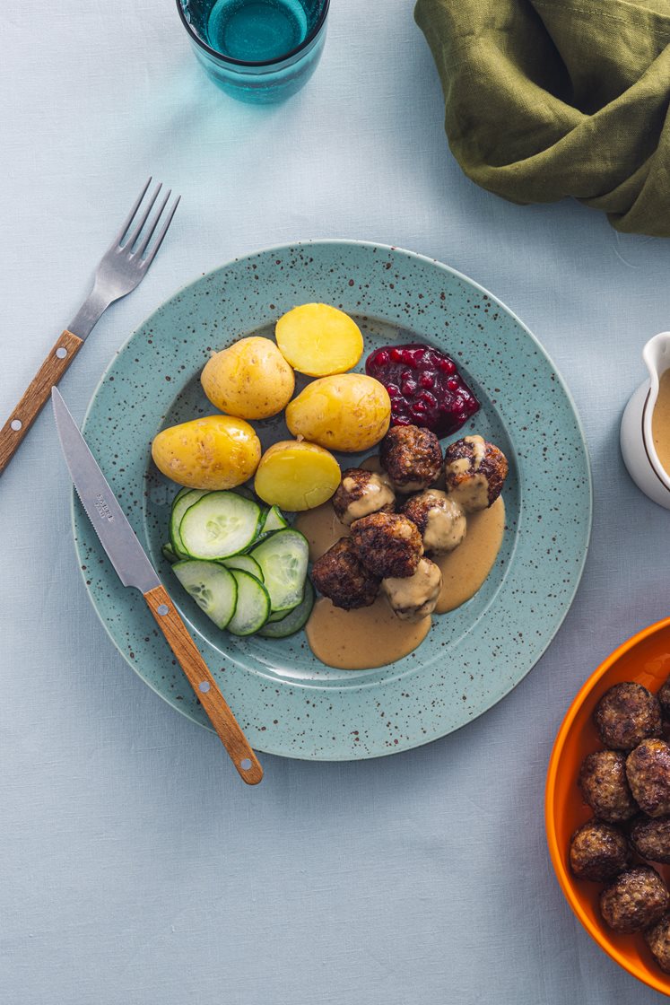 Klassiske svenske kjøttboller med fløtesaus, sylta agurk og rørte tyttebær