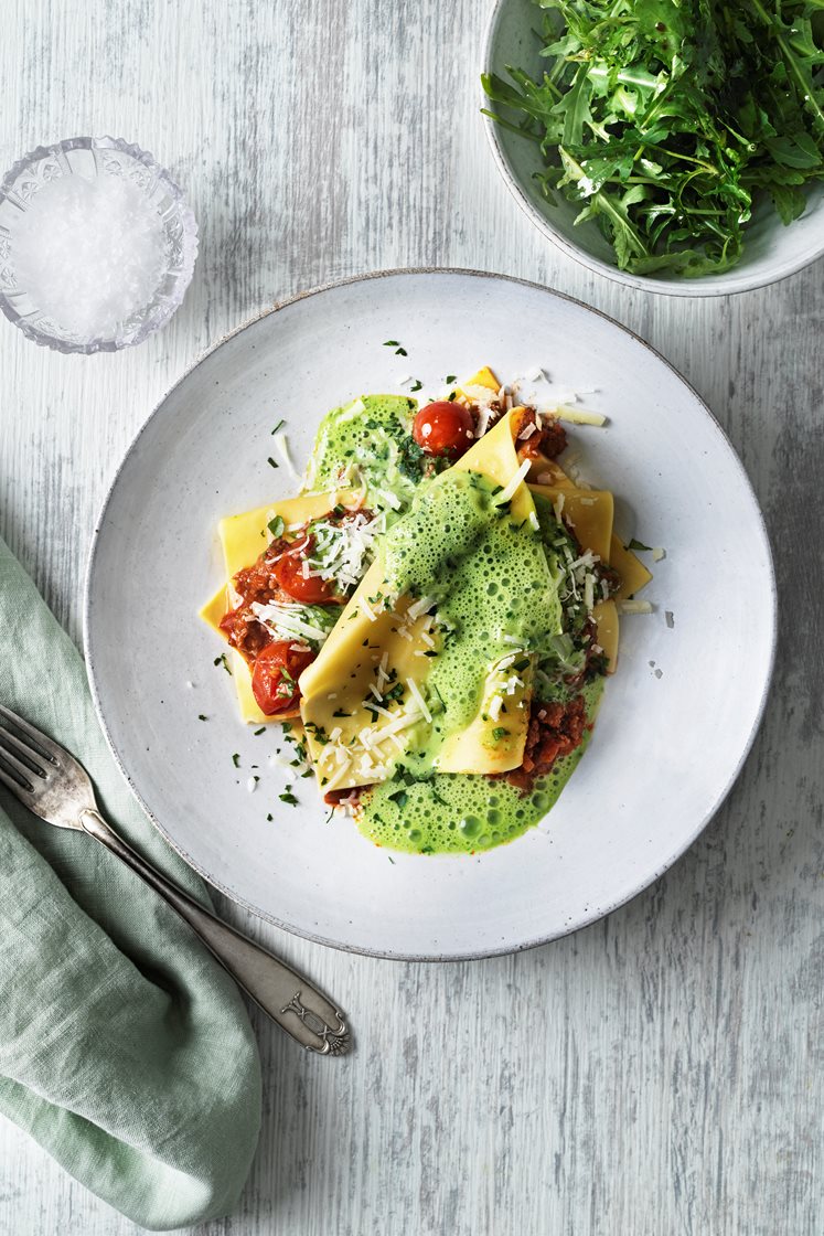 Öppen kalkonfärslasagne med parmesan och persilja