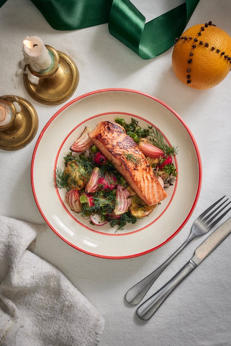 Ljummen julsallad med rostade betor, hovmästardressing och halstrad lättgravad lax