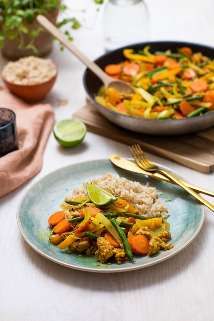 Wok med kyllingkjøttdeig, gul karrisaus med ingefær og fullkornsris