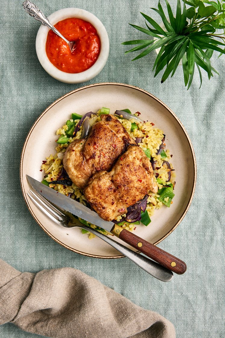 Spiskumminstekt kyckling med rostad fänkål, bulgur och ajvar