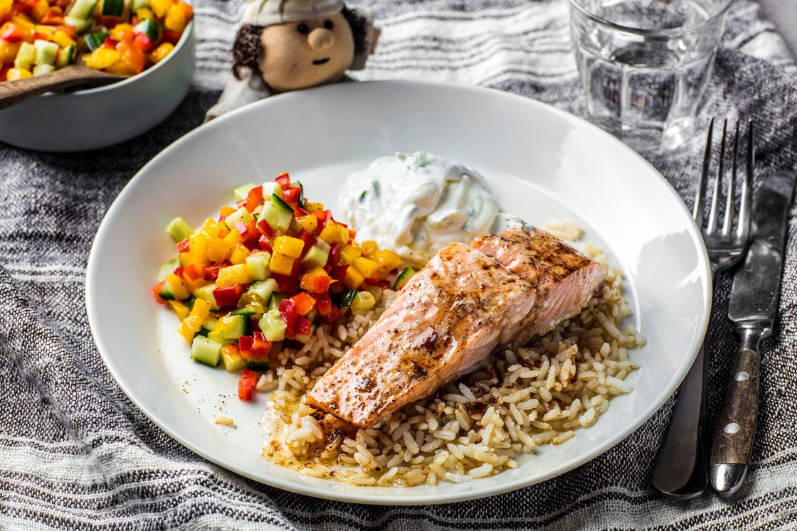 Foliebakt laks med mangosalat og tzatziki