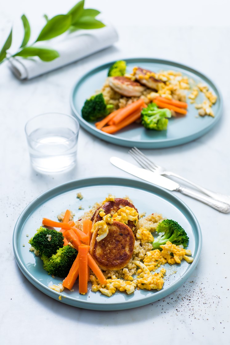 Fiskekaker med kokte grønnsaker, egg, kryddersmør og quinoa
