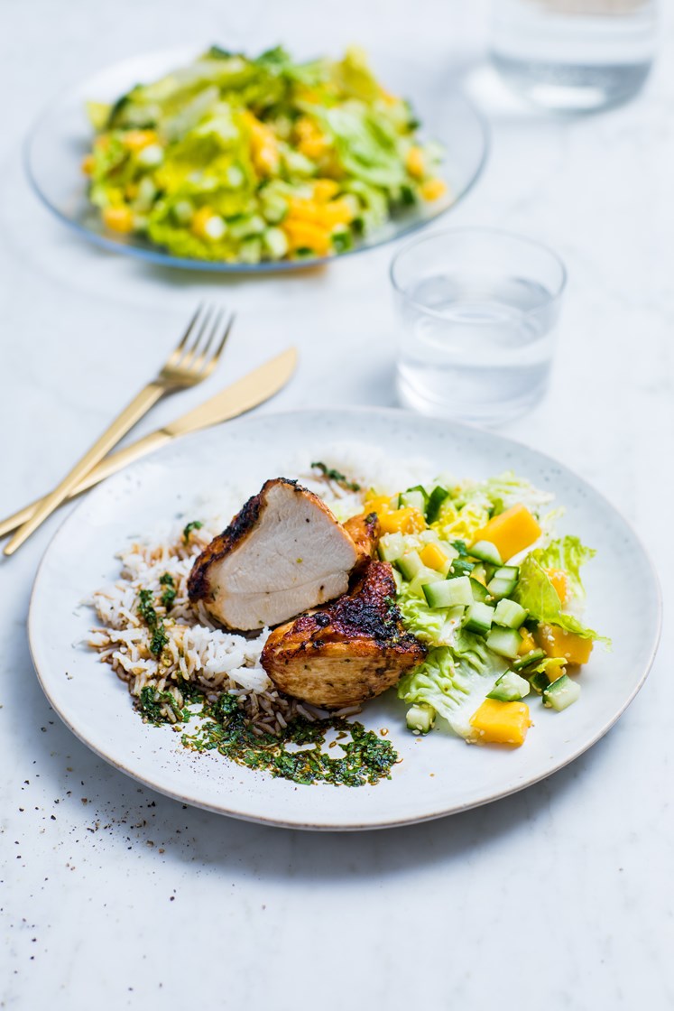 Soyaglasert kyllingfilet med ris og agurk- og mangosalat med sesamfrø