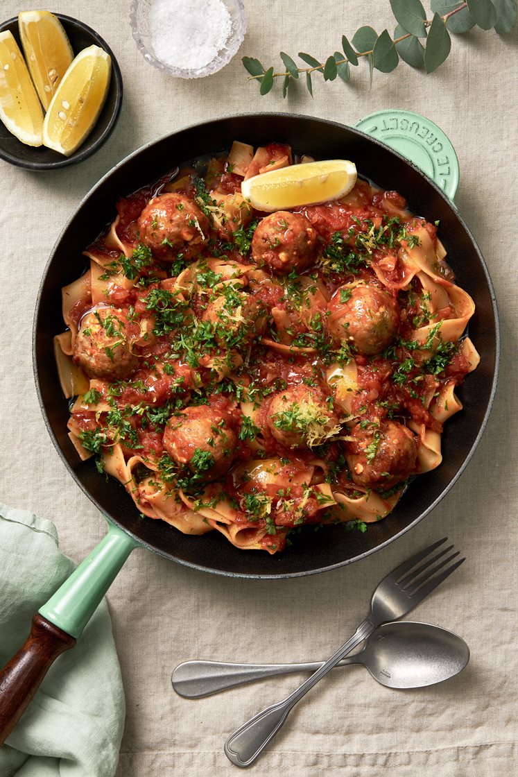 Tagliatelle med kryddig tomatsås, fläskfrikadeller, fetaost och gremolata
