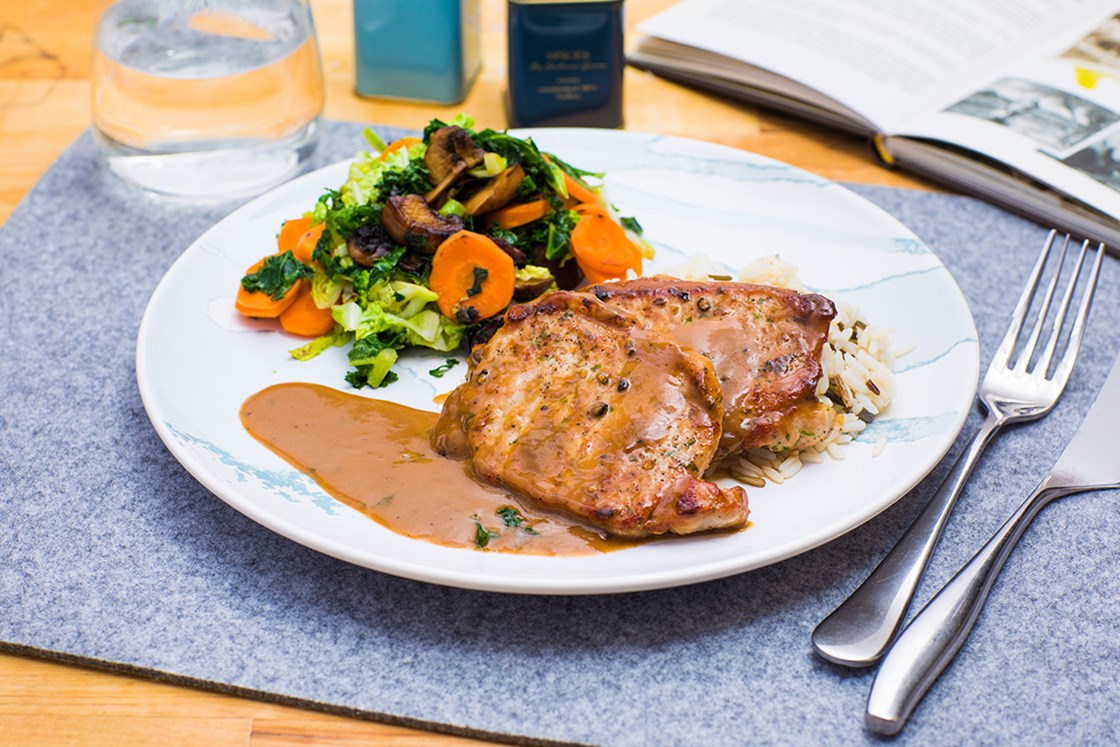 Marinert ytrefilet av svin med aromasopp og peppersaus