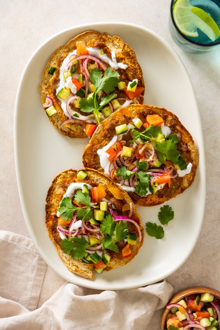 Indisk pitapizza med kjøttdeig og linser, kokoskrem og grønnsaker i syrlig mangodressing