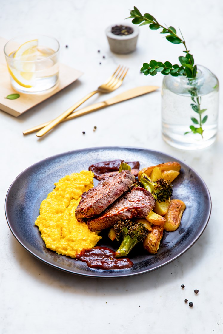 Minuttbiff av storfe med maiskrem, ovnsbakt brokkoli og barbecuesaus