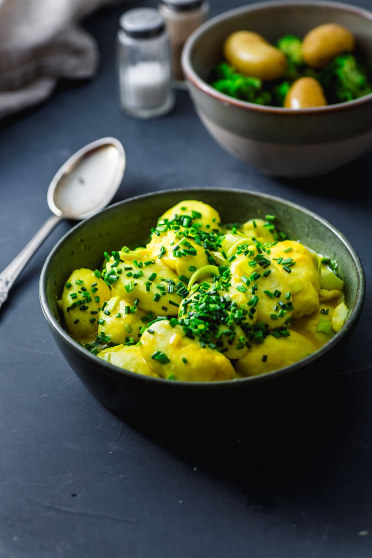 Fiskeboller i purre- og karrisaus med småpoteter, brokkoli, reker og gressløk 