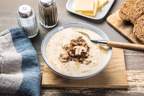 Kremet skogsoppsuppe med ostechips og steinovnsbakt brød