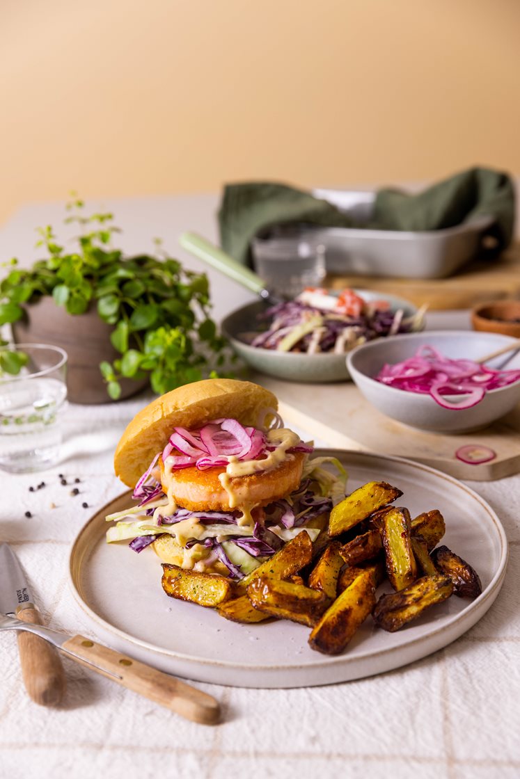 Lakseburger med sennep, marinert løk, tomatsalat i cæsardressing og urtefries