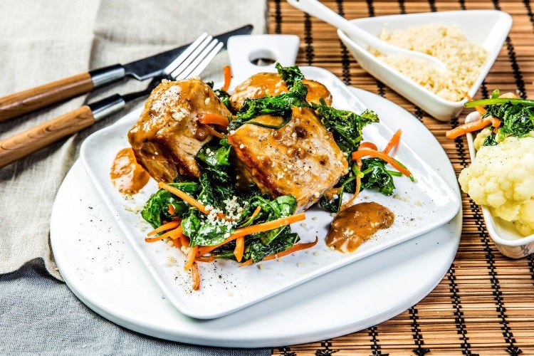 Marinert svinefilet med satay, couscous og grønnsaker 