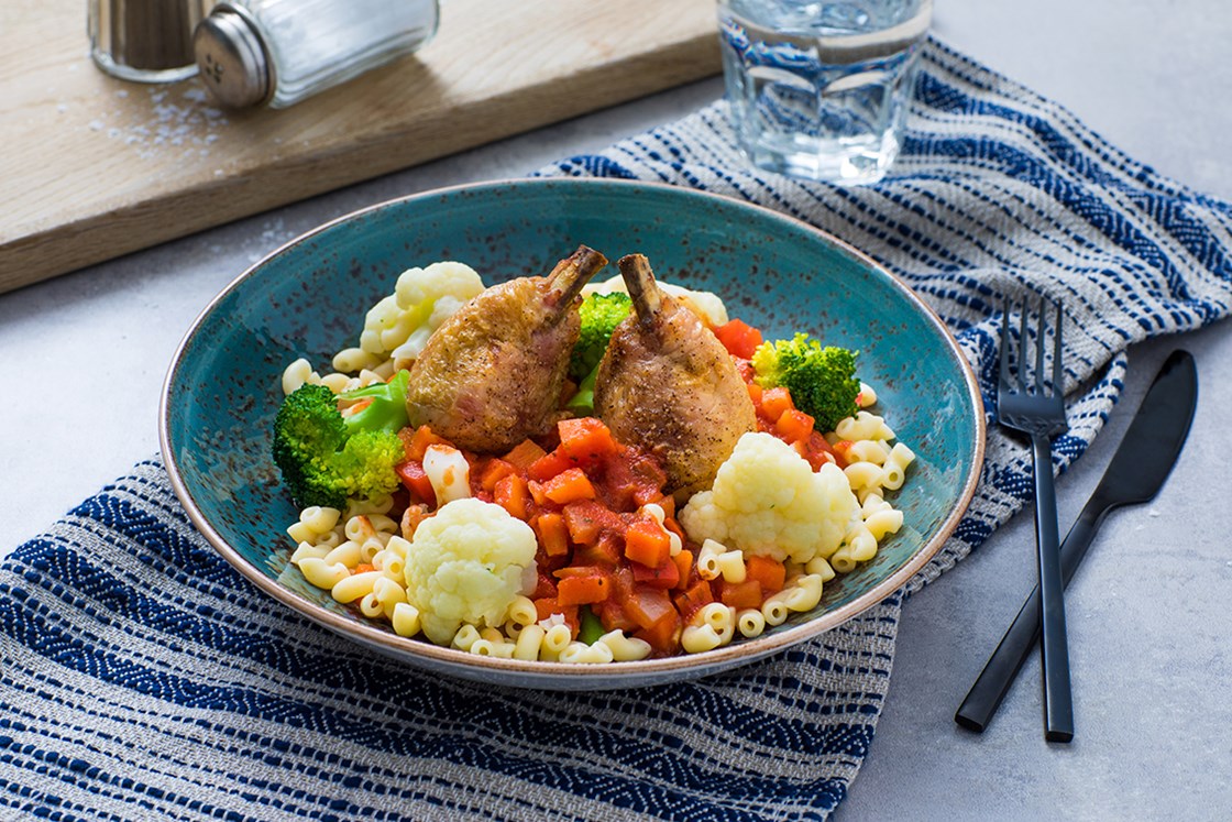 Kylling med tomatsaus og makaroni