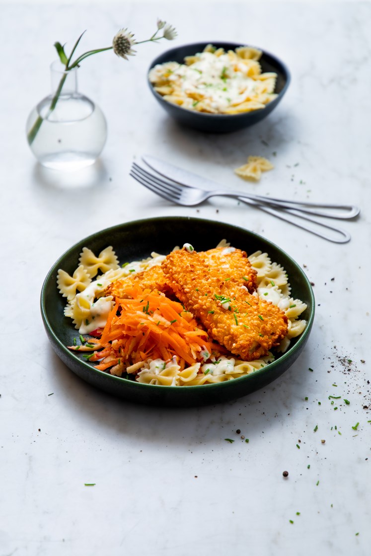 Panert torsk med råkostsalat, pasta farfalle og gressløksaus