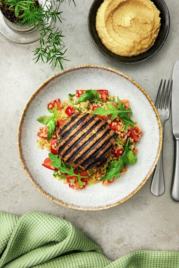 Libanesiska färsbiffar med hummus, rostad bulgur och tomat- och ruccolasallad