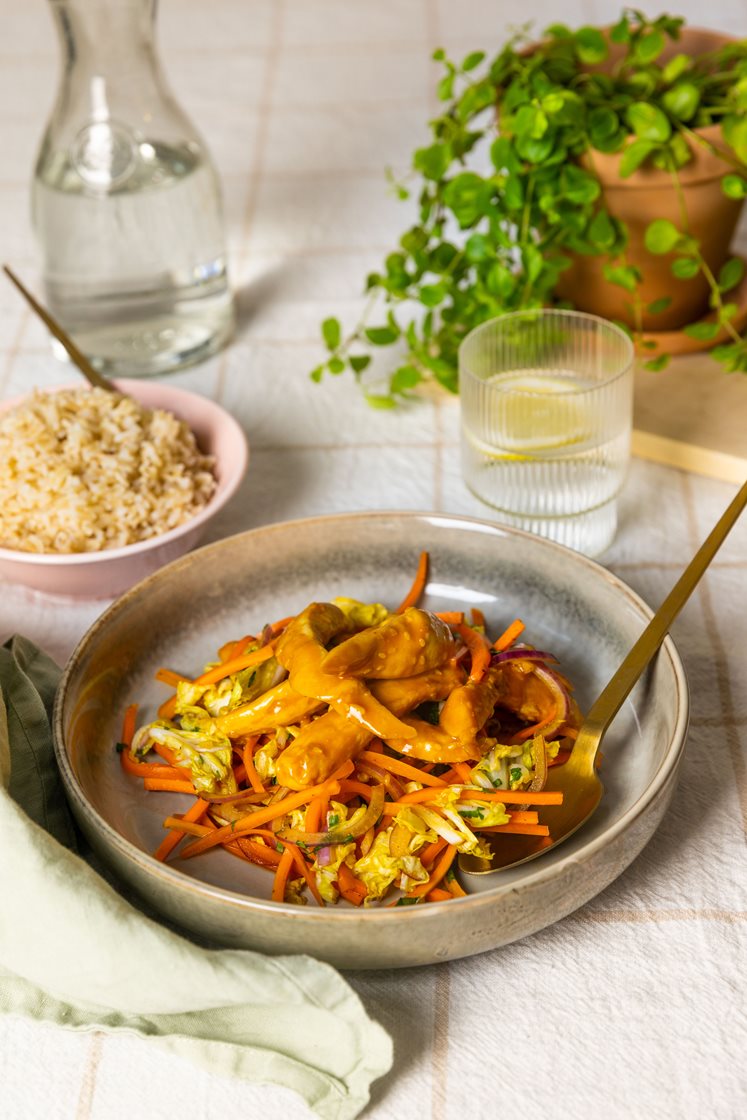 Kylling i sataysaus med fullkornsris og frisk kål- og gulrotsalat 