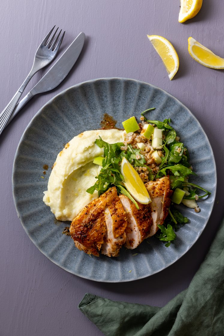 Kyllingbryst med blomkålkrem og lun eplesalat med ruccola og mathvete