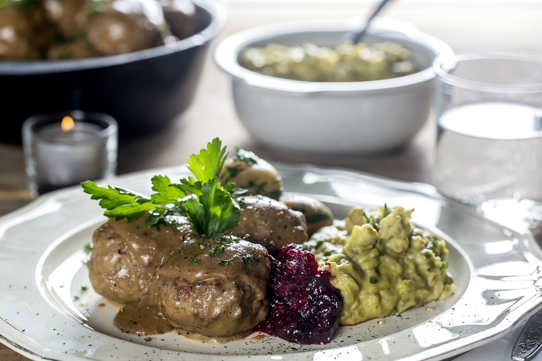 Kjøttkaker med ertestuing og brun saus