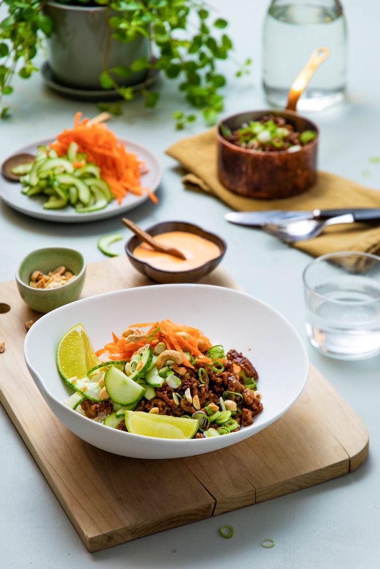 Rice bowl med kyllingkjøttdeig i teriyakisaus, vårløk, lettsyltet agurk og peanøtter