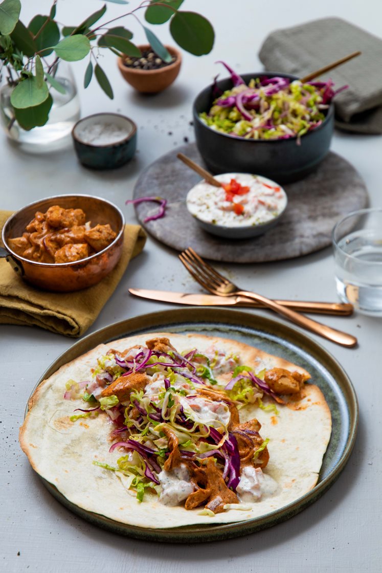 Indisk wrap med butter chicken, kålsalat og tomatraita