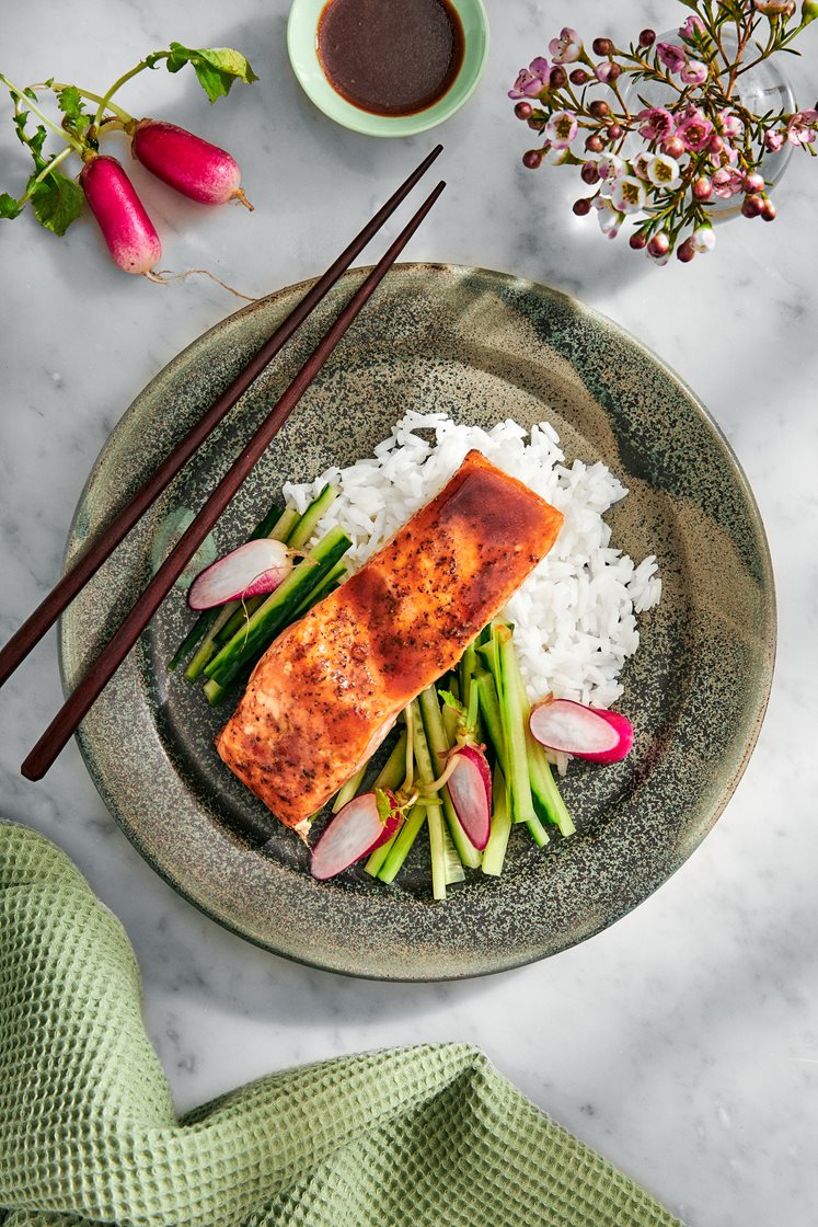 Lax med teriyakisås och gurksallad